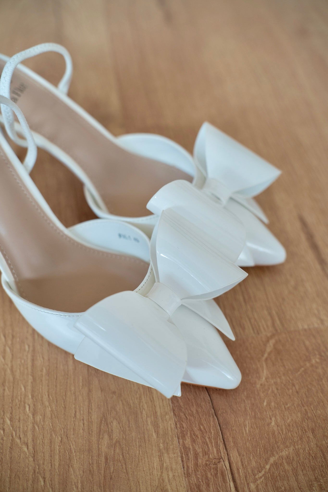 Pantofi cu Toc Mediu Albi Flor cu Fundă Mare